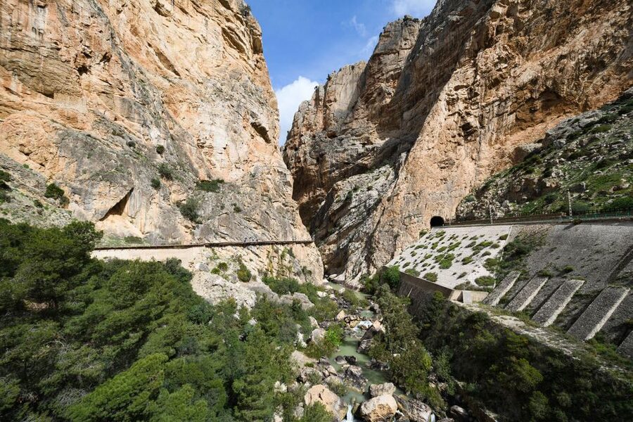Caminito del Rey: Guided Tour with 1 Drink and Shuttle Bus - Safety briefing, helmets, and the first look at the route