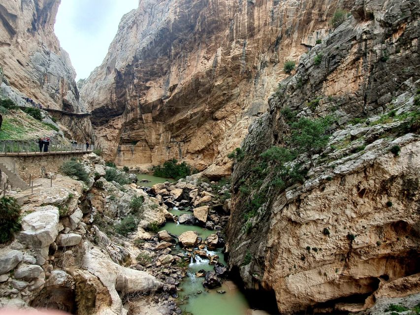 Caminito del Rey: Tour with Official Guide and Drink - Walking the first cliffside sections