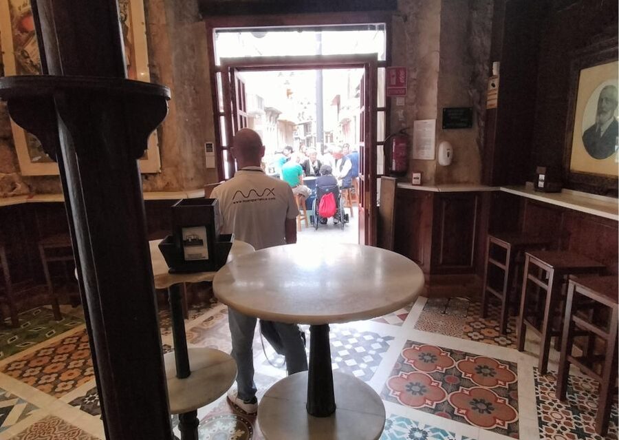 Cartagena: Guided Walking Tour with Tapas and Drinks - The first snack stop and the Spanish tapas tradition