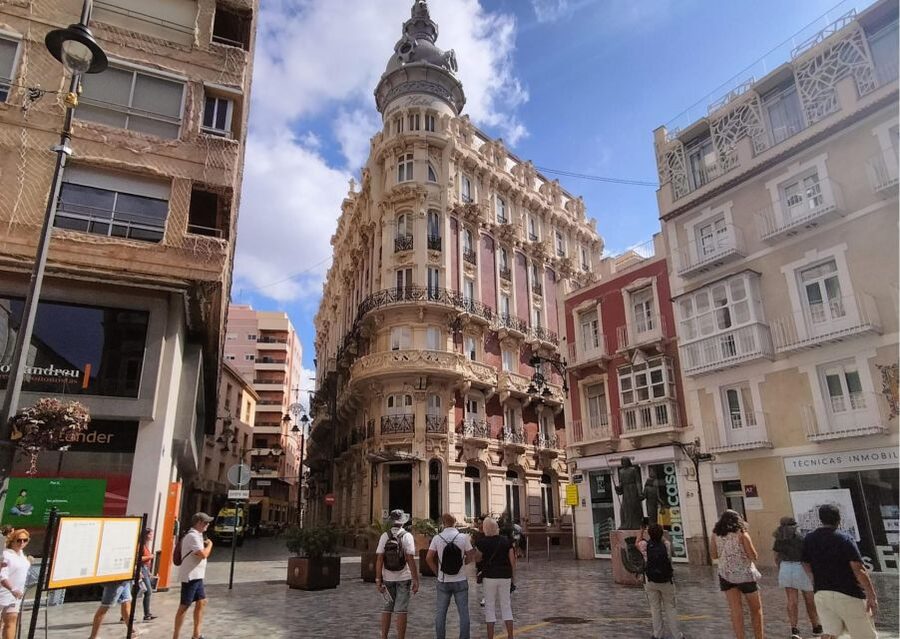 Cartagena: Guided Walking Tour with Tapas and Drinks - How the guides shape the experience