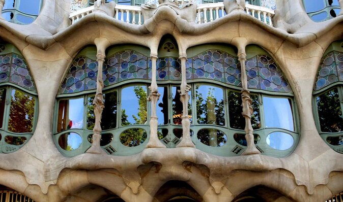 Complete Gaudi Tour: Casa Batllo, Park Guell & Sagrada Familia - Casa Batlló in the morning: the best crowd strategy