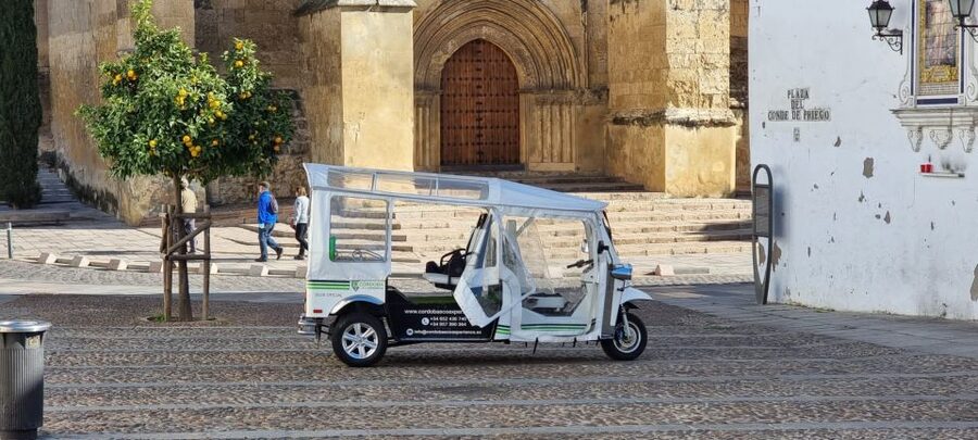 Córdoba: Guided City Tour by Tuk-Tuk - Photo stops and the practical comfort of a tuk-tuk