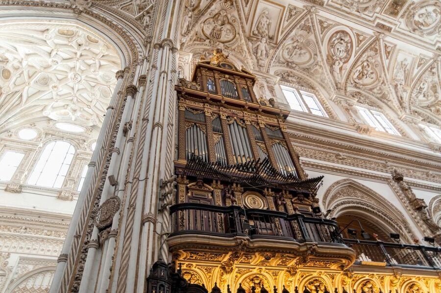 Cordoba: Jewish Quarter and Mosque-Cathedral Guided Tour - The synagogue and its Mudejar doorway