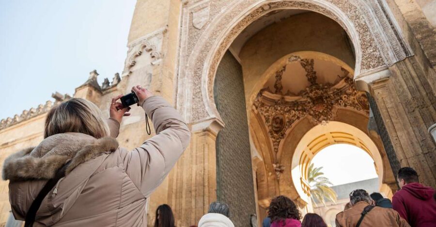 Cordoba: Jewish Quarter and Mosque-Cathedral Guided Tour - Starting near the Monument to the Lovers