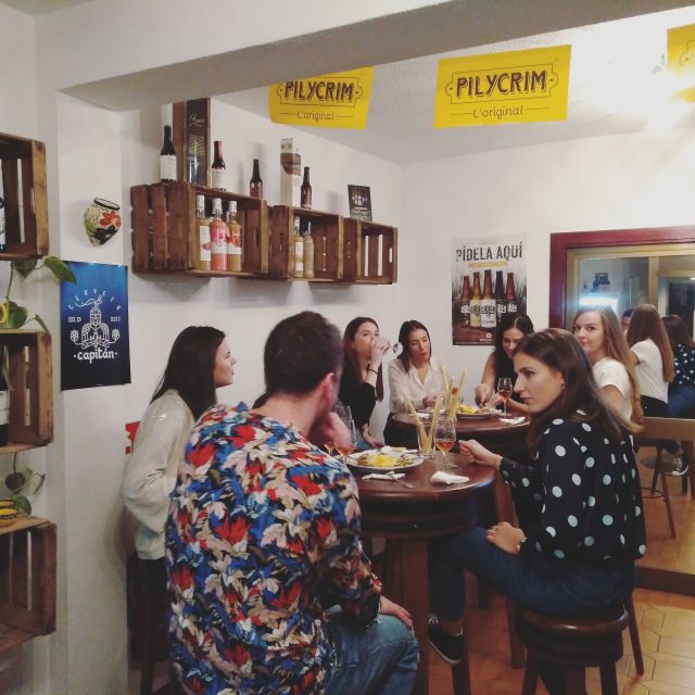 Córdoba: Local Wine Tasting Evening - Arriving at the little winery-shop on Calle Moriscos