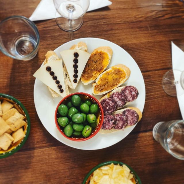 Córdoba: Local Wine Tasting Evening - Four wines, four small food pairings