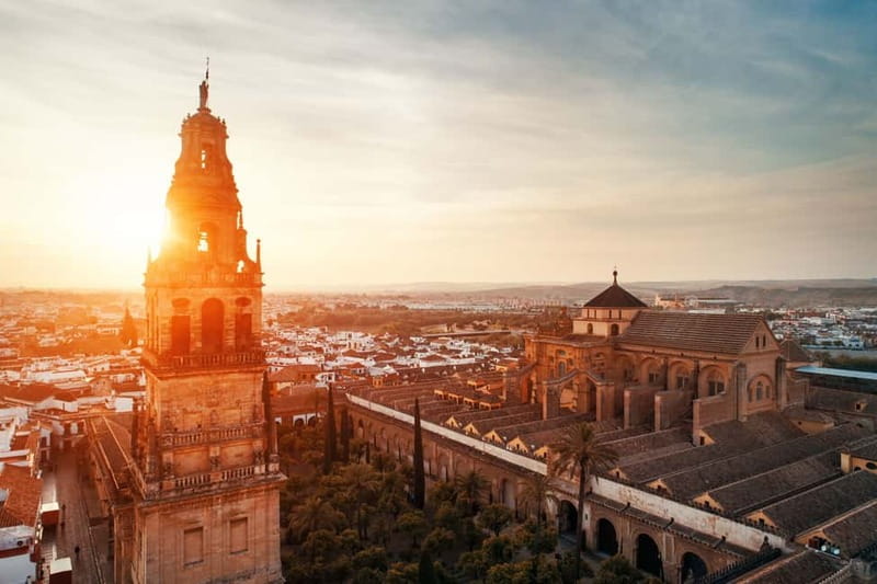 Córdoba: Mosque-Cathedral, Jewish Quarter and Alcázar Tour - Walking through Córdoba’s Jewish Quarter