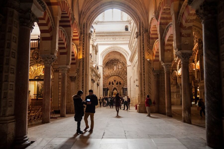 Córdoba: Skip-the-Line Great Mosque-Cathedral History Tour - Inside the mosque: columns, arches, and visual repetition
