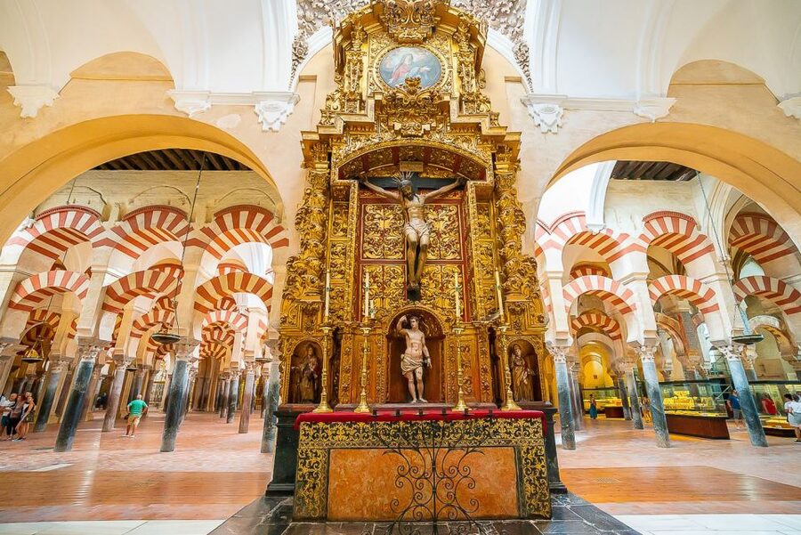 Córdoba: Skip-the-Ticket-Line Mosque-Cathedral Guided Tour - The prayer hall and the famous red-and-white arches