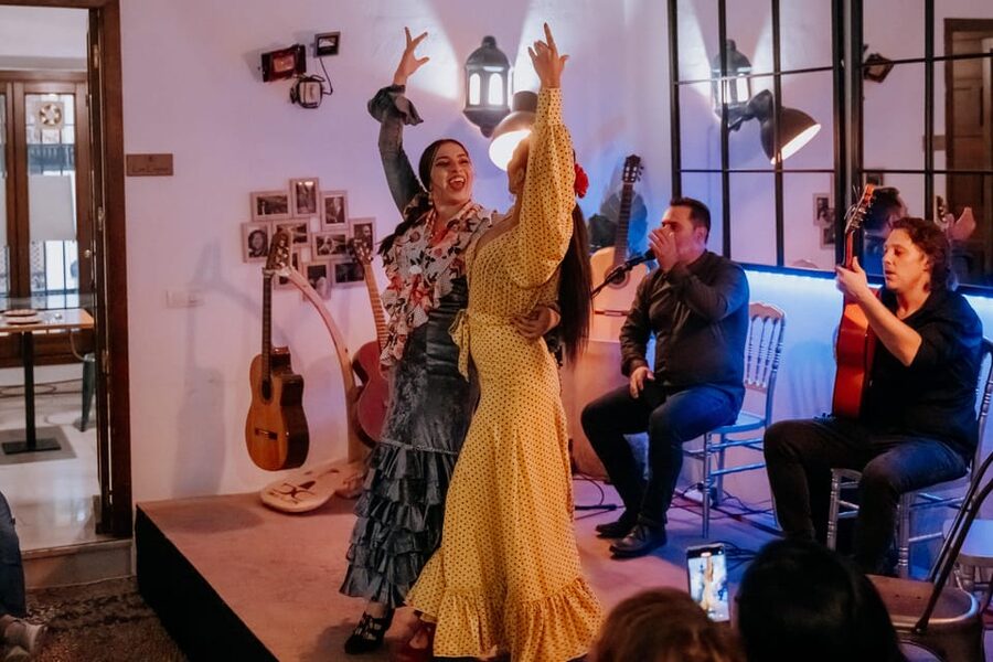 Córdoba: Tablao Flamenco at Doble de Cepa with Optional Meal - The Courtyard Setting and Seating