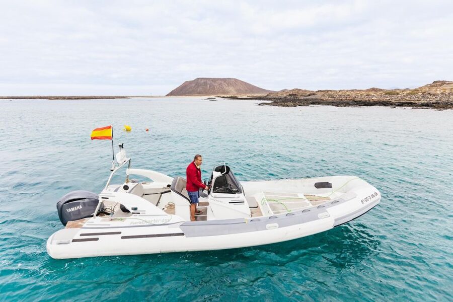Corralejo: Lobos Island Catamaran Tour with Drinks & Snorkel - La Concha Beach and the water activities