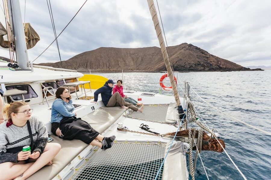 Corralejo: Lobos Island Catamaran Tour with Drinks & Snorkel - Paella, wine, and an easygoing lunch