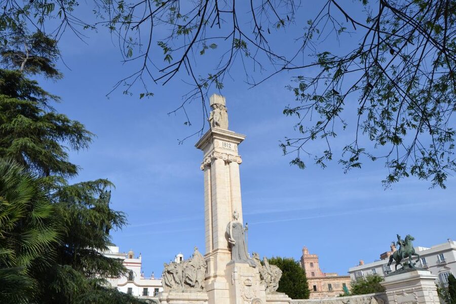 English Cádiz Tour: Walking Tour with Local Guide - La Caleta and the city from the water’s edge