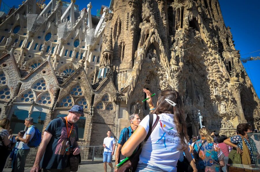 Fast Track: Sagrada Familia & Barcelona Full-Day Tour - Key points at a glance