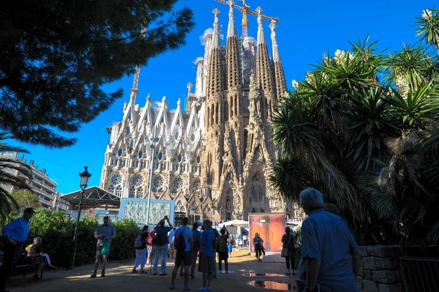 Fast Track: Sagrada Familia & Barcelona Full-Day Tour - What this Barcelona day tour is trying to do