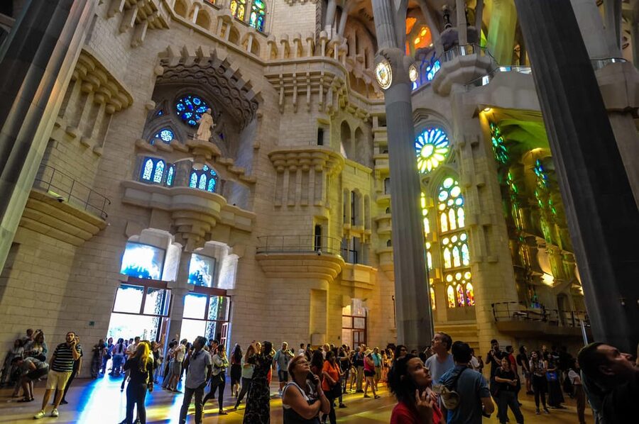 Fast Track: Sagrada Familia & Barcelona Full-Day Tour - L’Eixample and Passeig de Gràcia by minibus