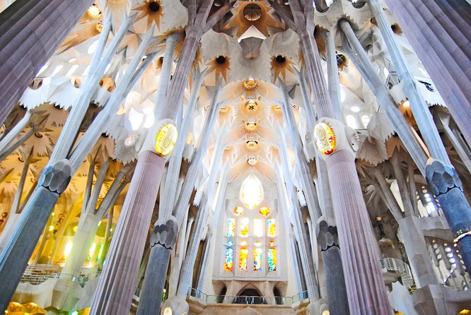 Fast Track Sagrada Familia & Park Guell the best of Gaudí - English and Spanish commentary