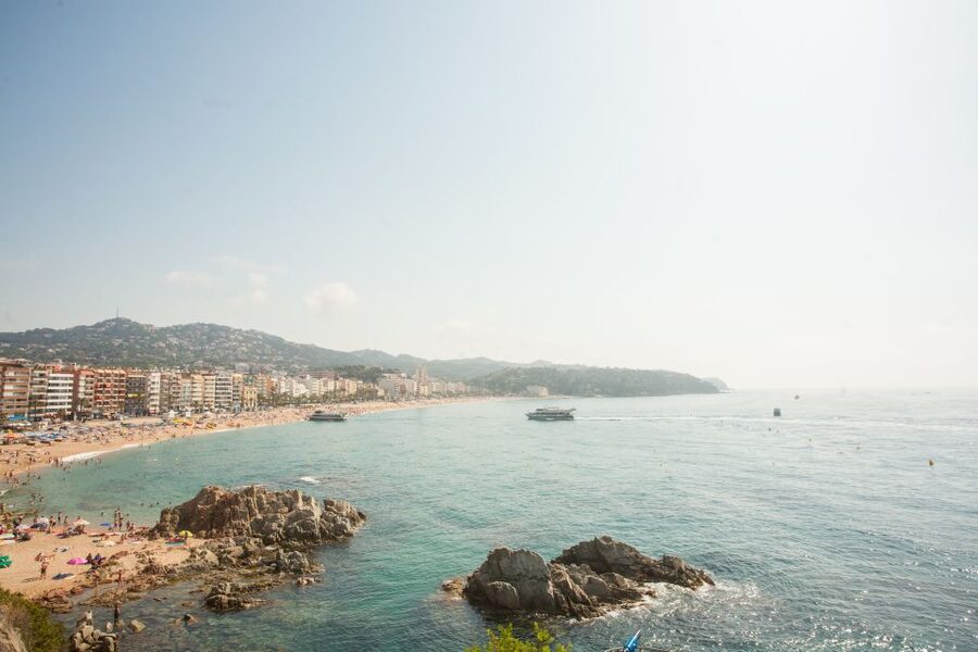 From Barcelona: Costa Brava Day Tour with Boat Trip - What the guides add