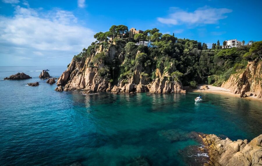 From Barcelona: Costa Brava Day Tour with Lunch - What the guide adds to the day