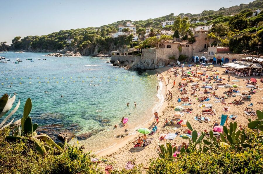 From Barcelona: Girona and Costa Brava Day Tour - What the guide adds to the day