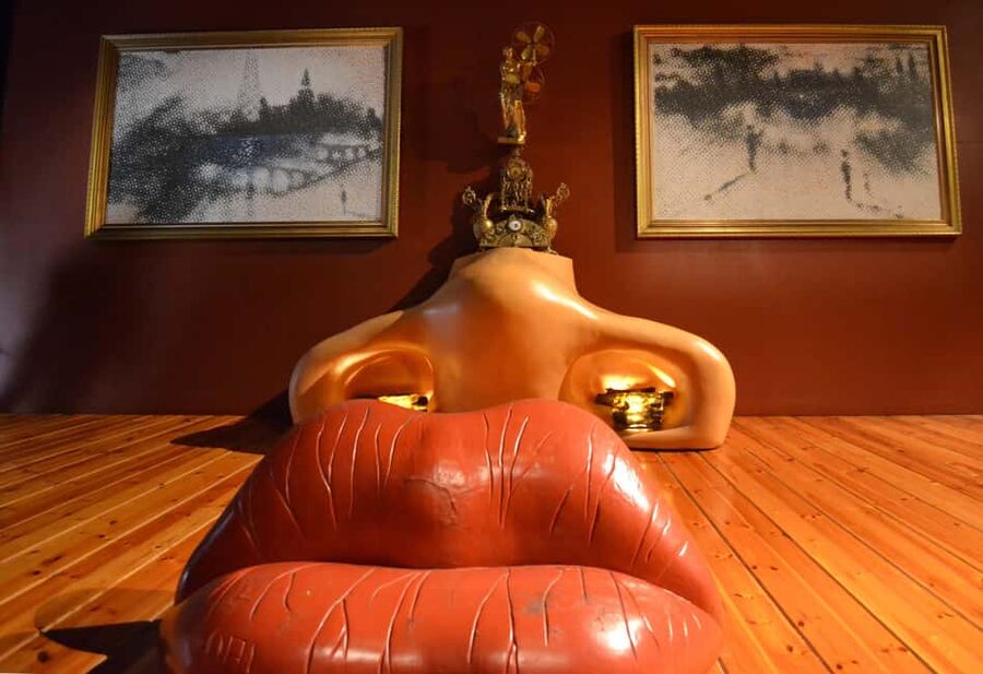 From Barcelona: Girona and Dalí Museum Small-group Day Tour - The 90-minute break in Girona