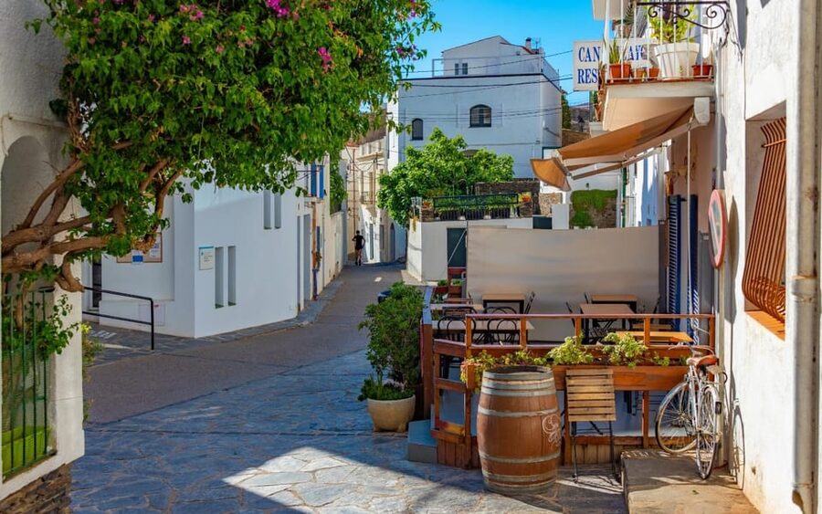 From Barcelona: Girona, Figueres, Dalí Museum, and Cadaqués - Girona: medieval lanes before the crowds