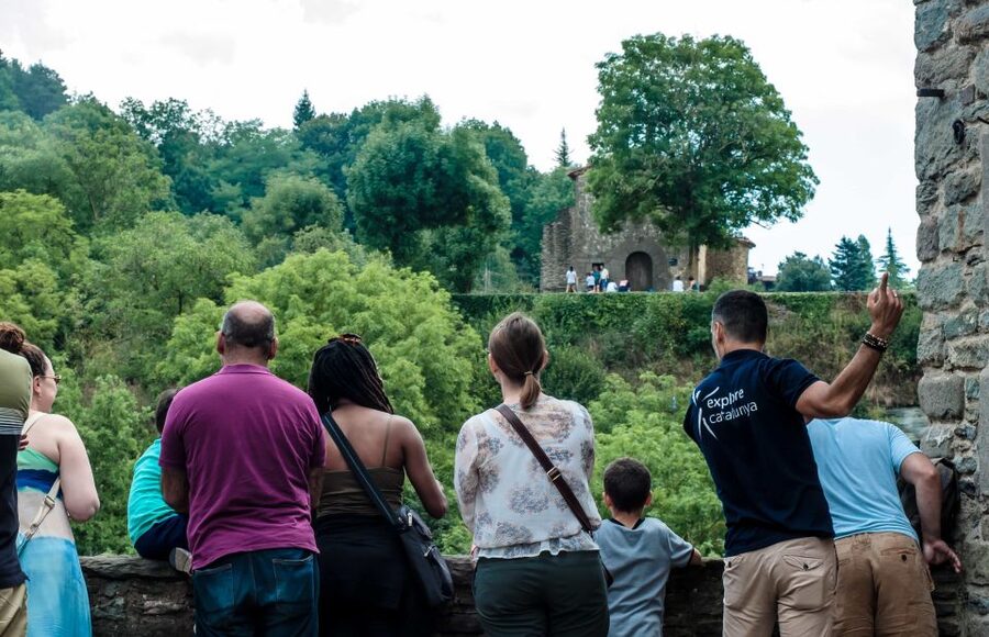 From Barcelona: Medieval Villages Day Tour - How the guiding shapes the day