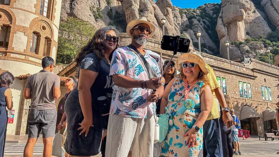 From Barcelona: Montserrat Tour, Rack Railway & Licor Taste - How the early departure changes the visit