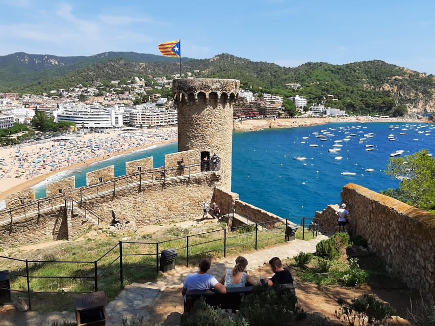 From Barcelona: Tossa de Mar Day Tour with Beach Time - The 45-minute walk around Vila Vella