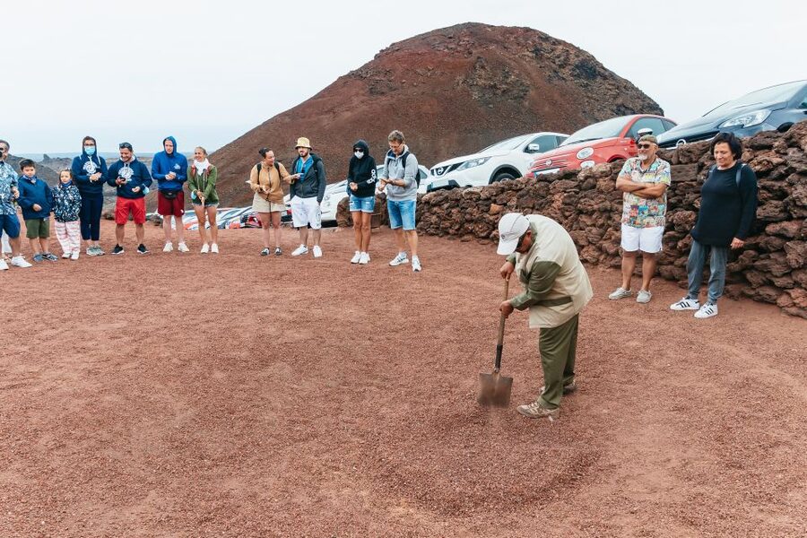 From Fuerteventura: Lanzarote Trip with Wine Tasting & Lunch - Lunch before the La Geria wine tasting