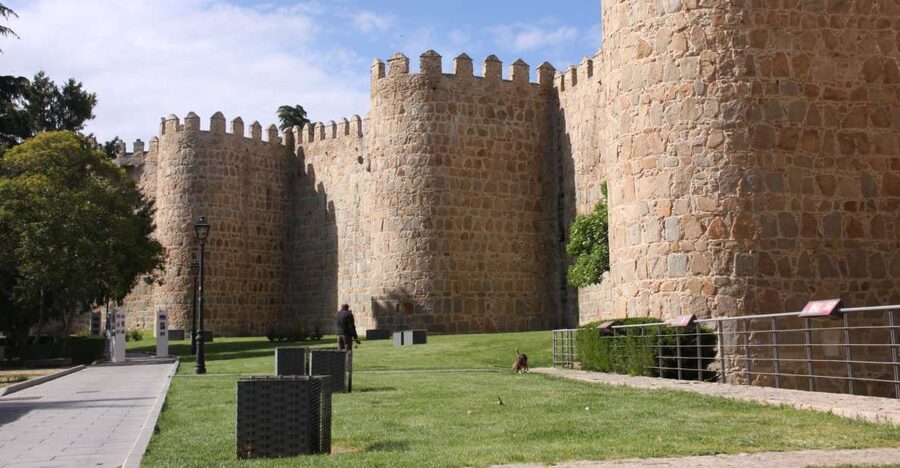 From Madrid: Avila and Segovia Full-Day Tour - Ávila’s medieval walls and Saint Teresa
