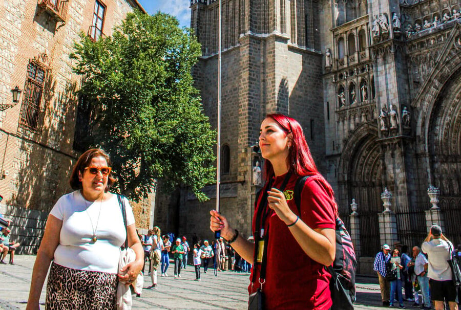 From Madrid: Guided Day Trip to Chinchon, Aranjuez & Toledo - Guides and the bilingual format