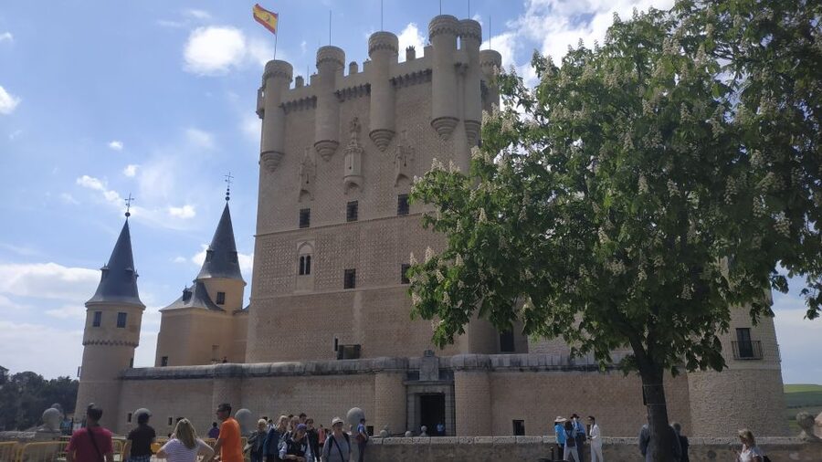 From Madrid: Guided Day Trip to Segovia and Toledo - Segovia’s Roman aqueduct and old-town walk