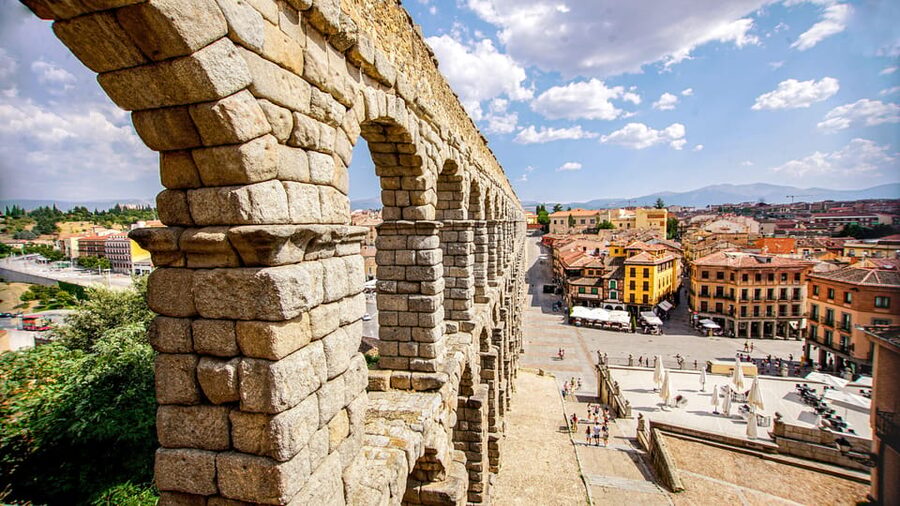 From Madrid: Guided Day Trip to Segovia, optional Alcázar - What the guide adds, and where the format falls short