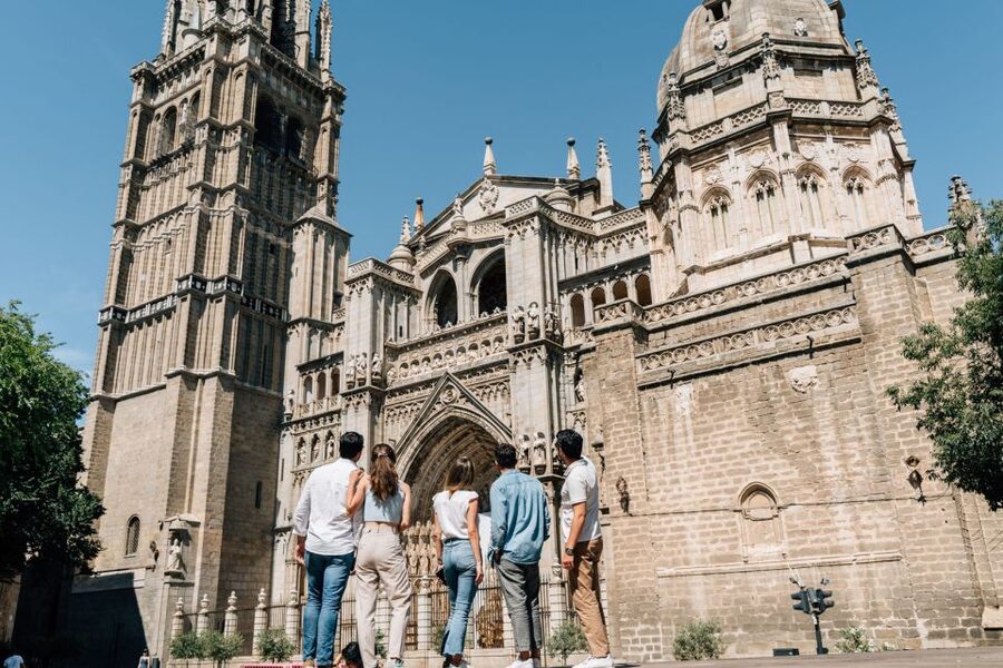 From Madrid: Segovia, Ávila, and Toledo Guided Tour - A bilingual tour with strong guide support