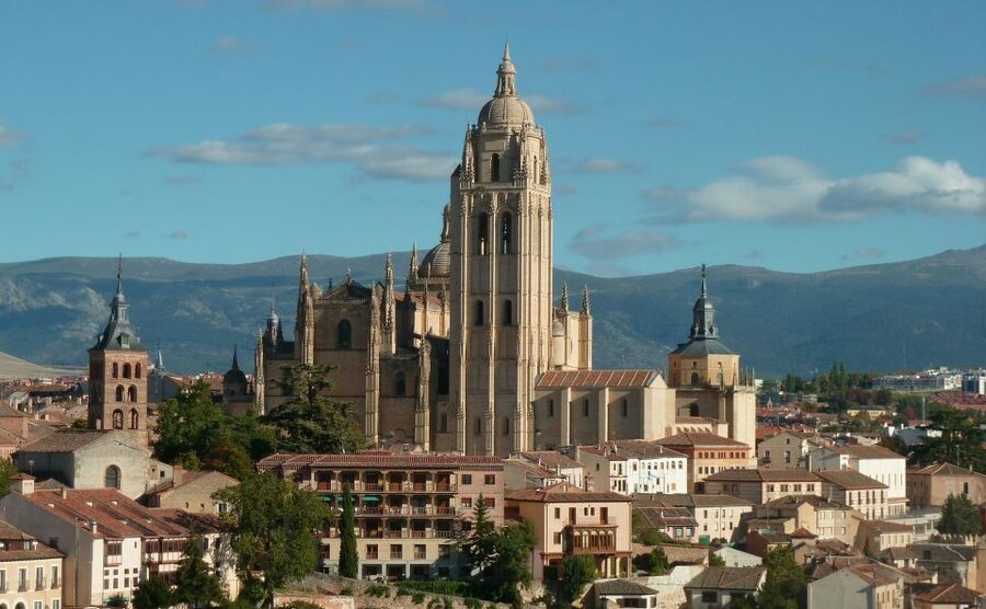 From Madrid: Segovia & Avila Day Trip with Optional Tickets - The Alcázar: an outside view with a famous silhouette