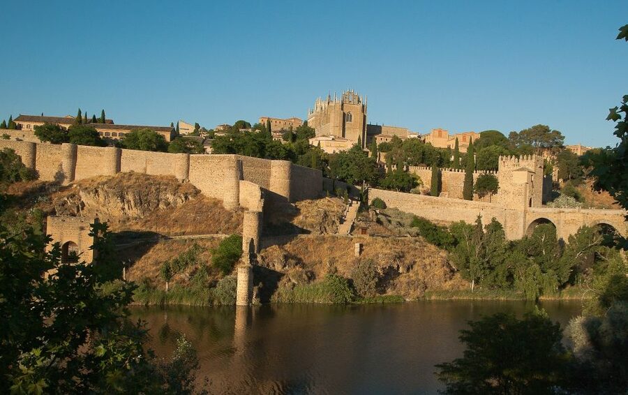 From Madrid: Toledo Tour with Wine Tasting and 3 Monuments - Wine and tapas in Castilla-La Mancha