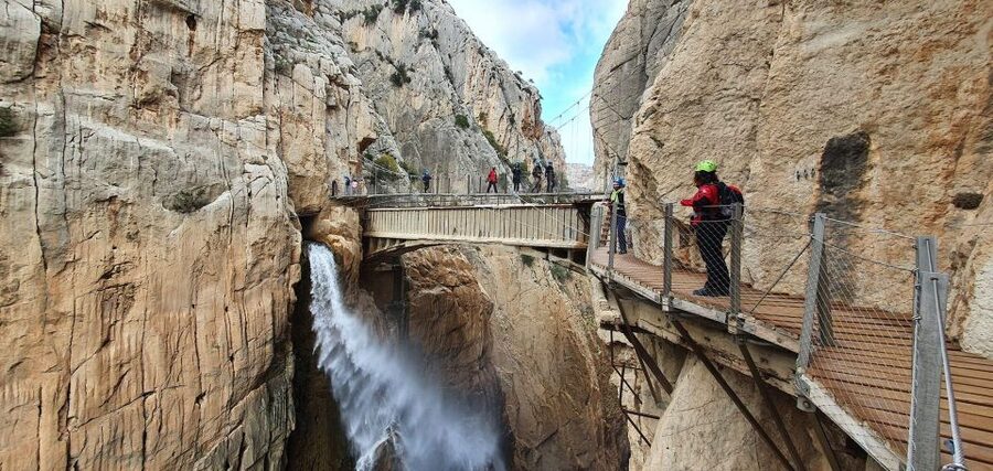 From Malaga: Caminito del Rey/White Village Tour & Tapas - Walking the Caminito del Rey
