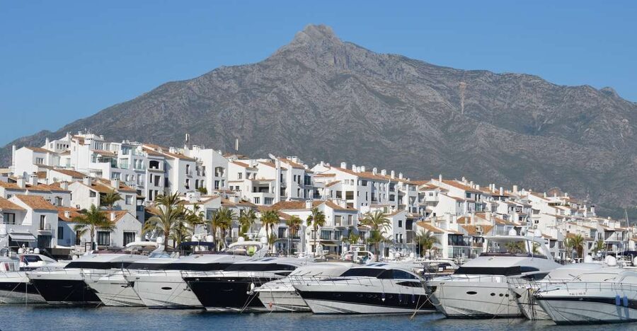 From Malaga or Costa del Sol: Mijas, Marbella & Puerto Banus - Marbella in 105 minutes: Orange trees, old lanes and Dalí