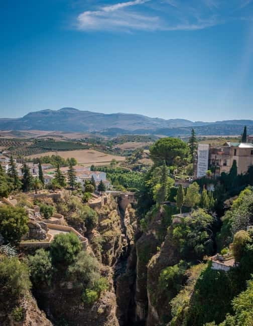 From Malaga: Ronda & Setenil de las Bodegas Guided Day Trip - The guides make a real difference