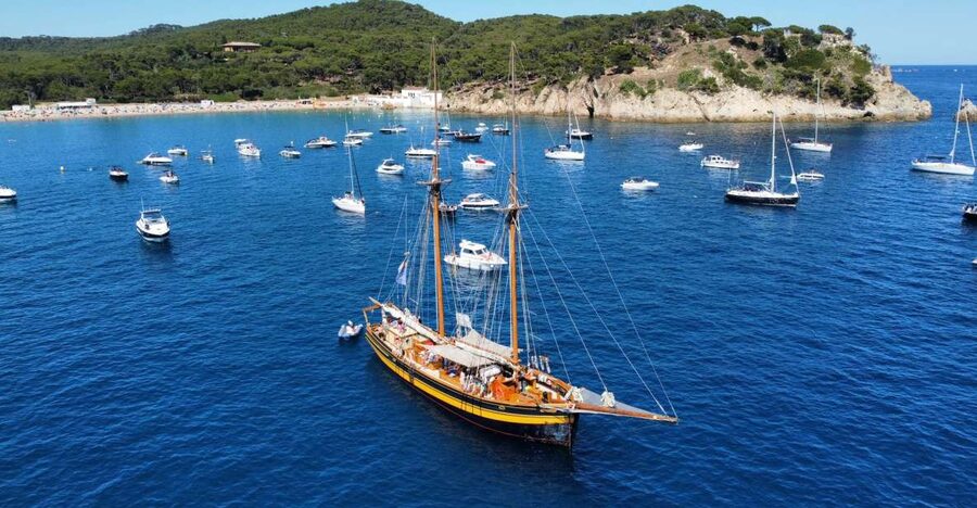 From Palamos: Scenic Boat Trip to Calella de Palafrugell - Setting out from Palamós aboard the Goleta Äran