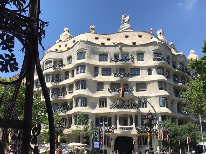 From Salou: Barcelona City Center Tour - Morning pickup from Salou and the road north