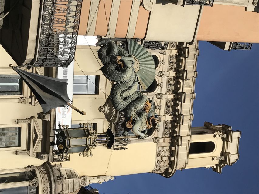 From Salou: Full Day Barcelona Panoramic Tour with Free Time - What the guide adds to the day