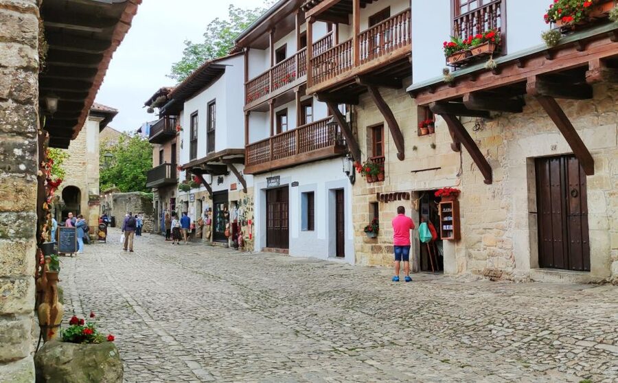 From Santander: Santillana del Mar & Altamira Museum Tour - Walking through Santillana del Mar