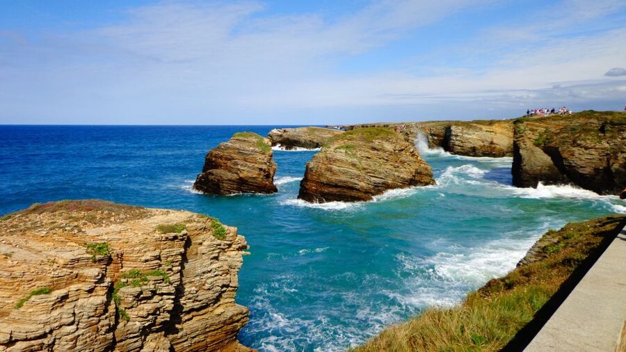 From Santiago: Lugo Ribadeo & Cathedral Beach Full-Day Tour - What the guide adds to the day