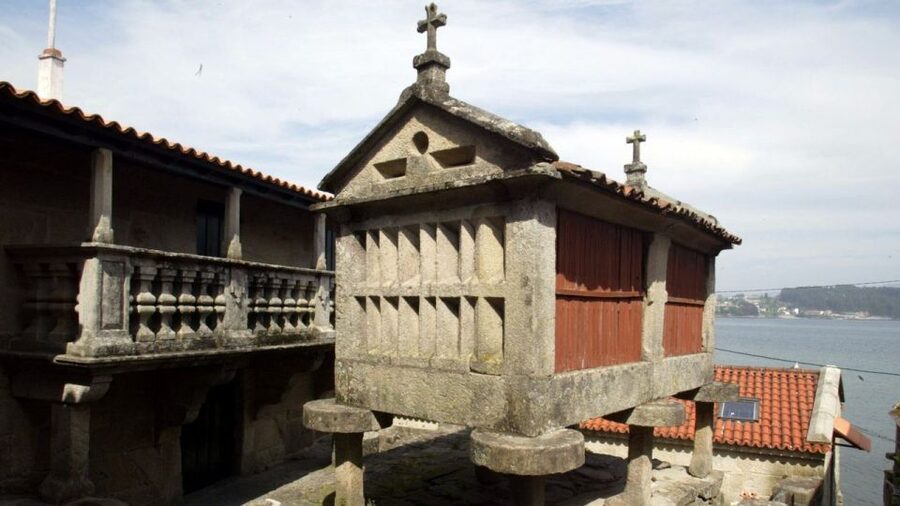 From Santiago: Tour to Rias Baixas with Boat Trip and Winery - O Grove, two hours for food and free time
