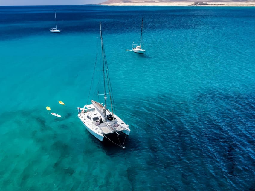 Fuerteventura : Catamaran excursion to Lobos Island - The first hour: sailing around volcanic Lobos