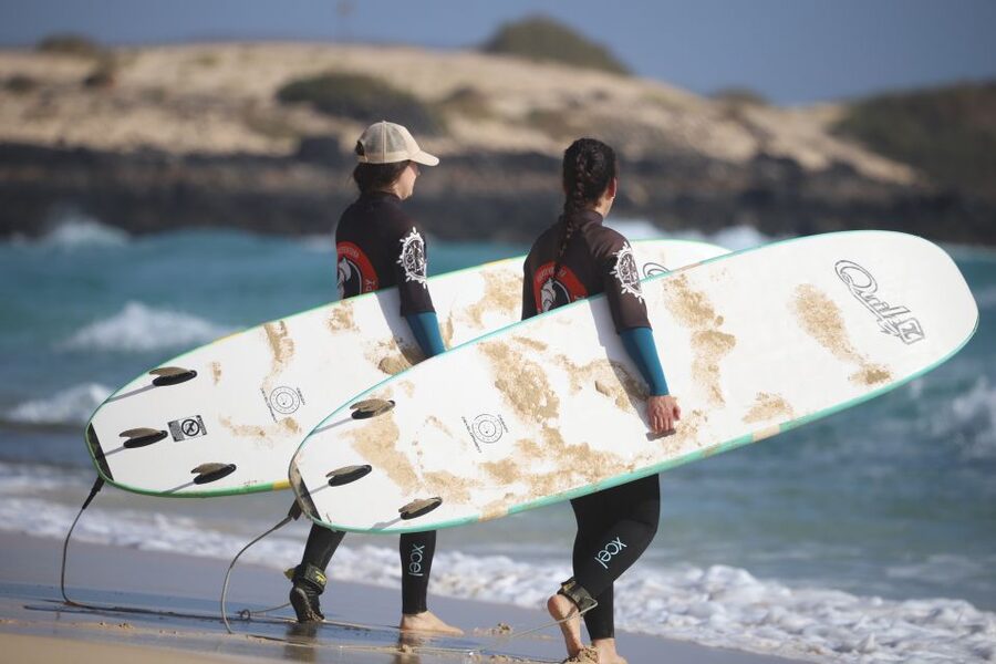 Fuerteventura : Corralejo Surf Lesson - Learning to stand up, then catching a wave