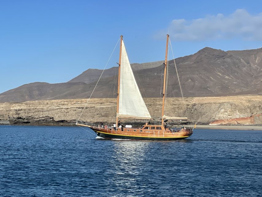 Fuerteventura: Sunset boat trip with DJ, Food & Drinks - Key points at a glance