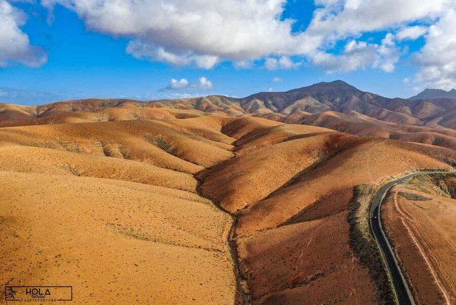 Fuerteventura: Top 5 Instagram Spots Full-Day Tour & Tapas - Calderón Hondo and the volcano walk